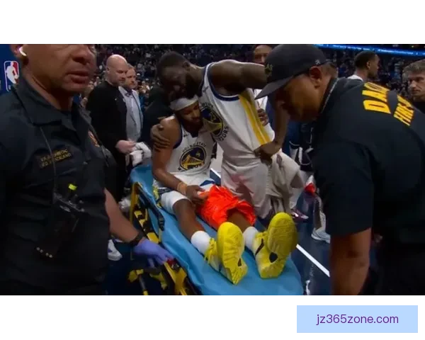 穆迪伤退接受医疗救治 双方球员泪水盈眶全场陷入沉寂